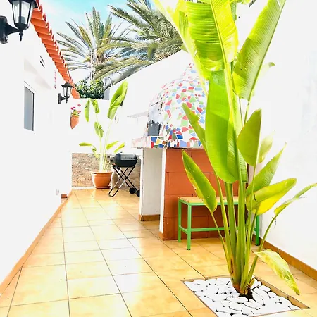 Oasis With Jacuzzi Будинок відпочинку