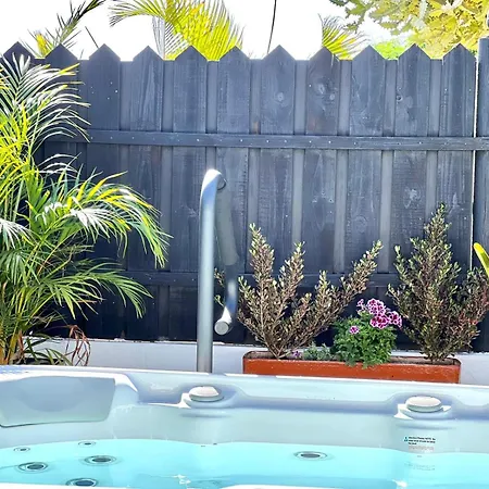 Будинок відпочинку Oasis With Jacuzzi *