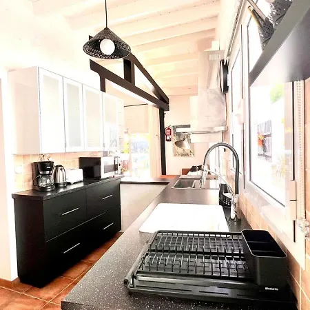 Oasis With Jacuzzi 펜션 *