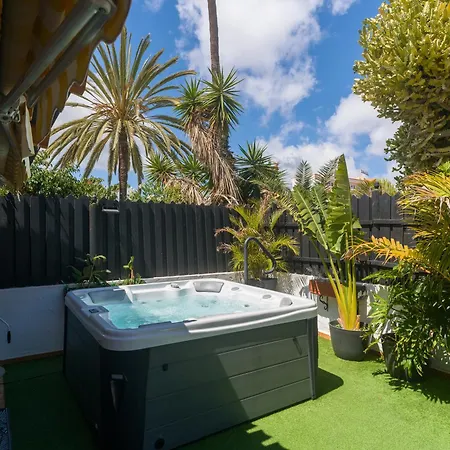 Oasis With Jacuzzi *