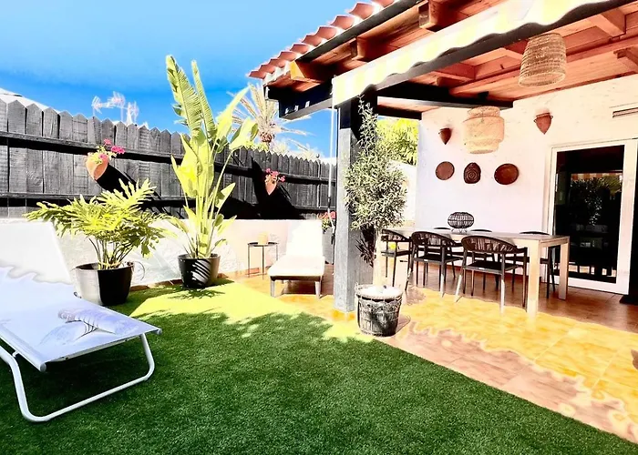 Oasis With Jacuzzi Будинок відпочинку